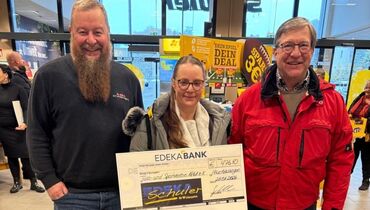 Der TuS freut sich über den Spendenscheck der Firma Schuler