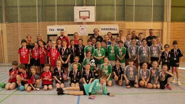 Alle Manschaften in verschiedenfarbigen Trikots auf einem Bild