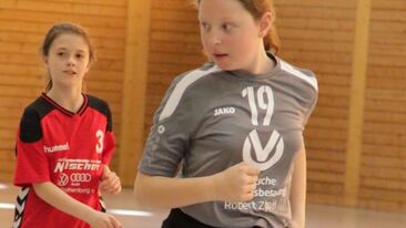 Jugendhandball Spielerin in einer Spielsituation im Zweikampf in der Sporthalle, Nachwuchshandball im Vereinsbetrieb