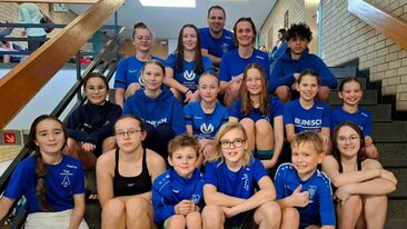 Jugendhandball Mannschaft und Trainerteam in blauen Trikots als Gruppenfoto im Vereinsgebäude, Nachwuchshandball im Team