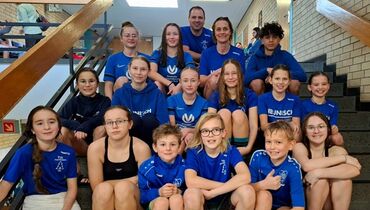 Jugendhandball Mannschaft und Trainerteam in blauen Trikots als Gruppenfoto im Vereinsgebäude, Nachwuchshandball im Team