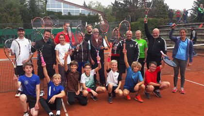 Viele Leute jubeln in die Kamera und halten die Schläger hoch