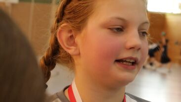 Ein Mädchen mit einer Medaille um den Hals