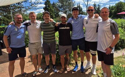 Tennisspieler Arm in Arm posieren für das Foto