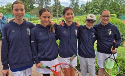 Junge Tennisspielerinnen stellen sich vor