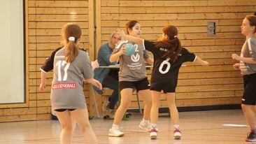 Jugendhandball Spielerinnen in einer Angriffsszene mit Ball in der Sporthalle, Spielsituation im Nachwuchs-Handballverein