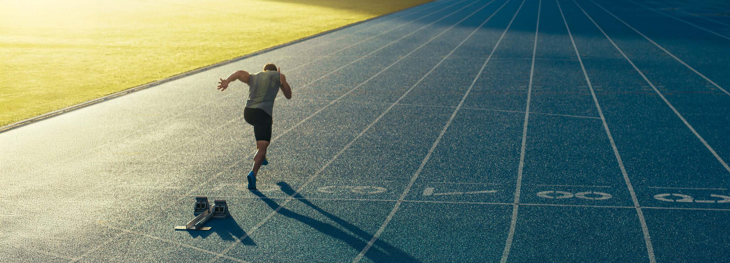 Sprintstart auf der Laufbahn im Leichtathletikstadion